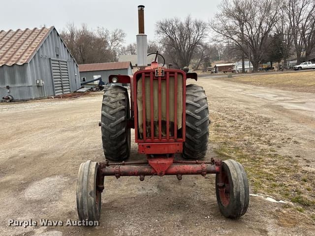 Image of Farmall 806 equipment image 1
