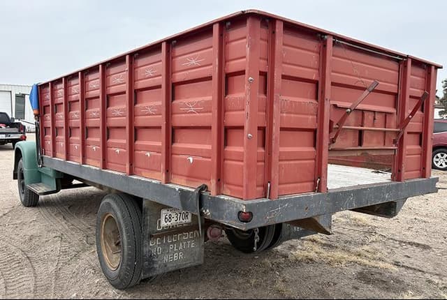 Image of International Loadstar 1600 equipment image 2