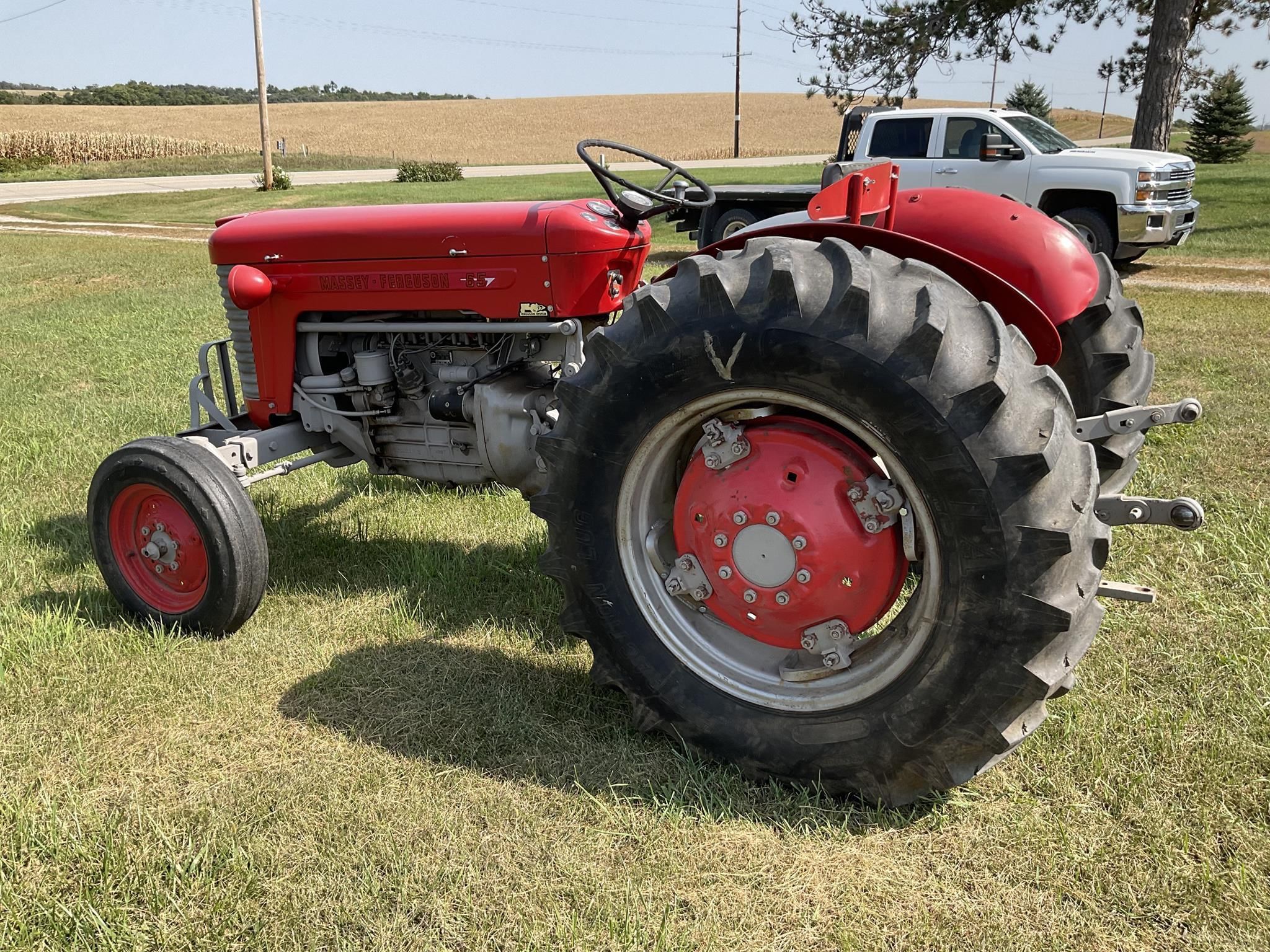 1965 Massey Ferguson 65 Equipment Image0