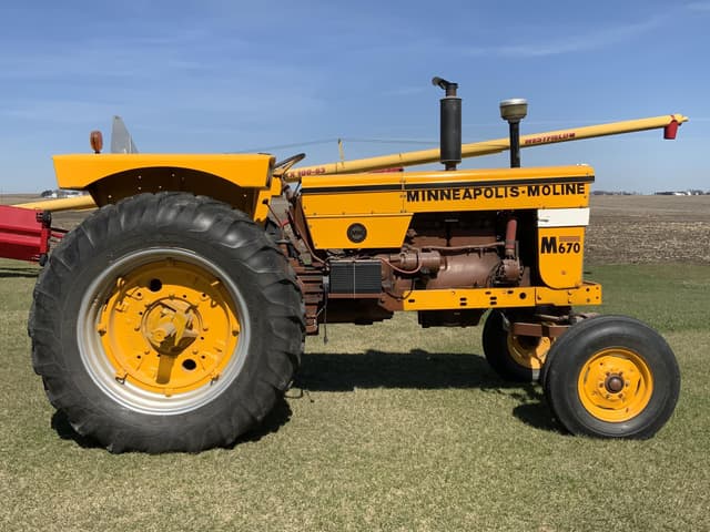 Image of Minneapolis-Moline M670 equipment image 2