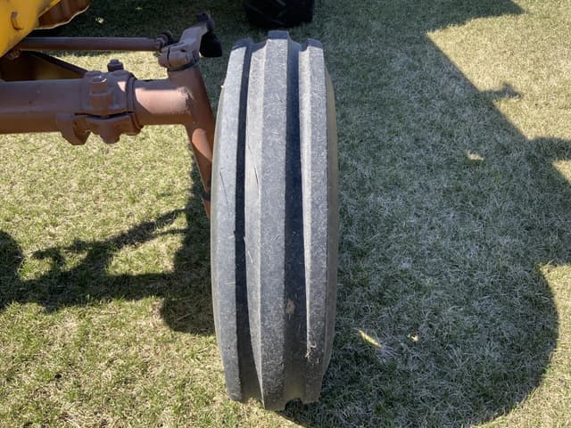 Image of Minneapolis-Moline M670 equipment image 4