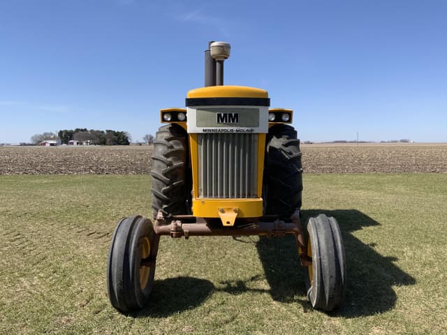 Image of Minneapolis-Moline M670 equipment image 3