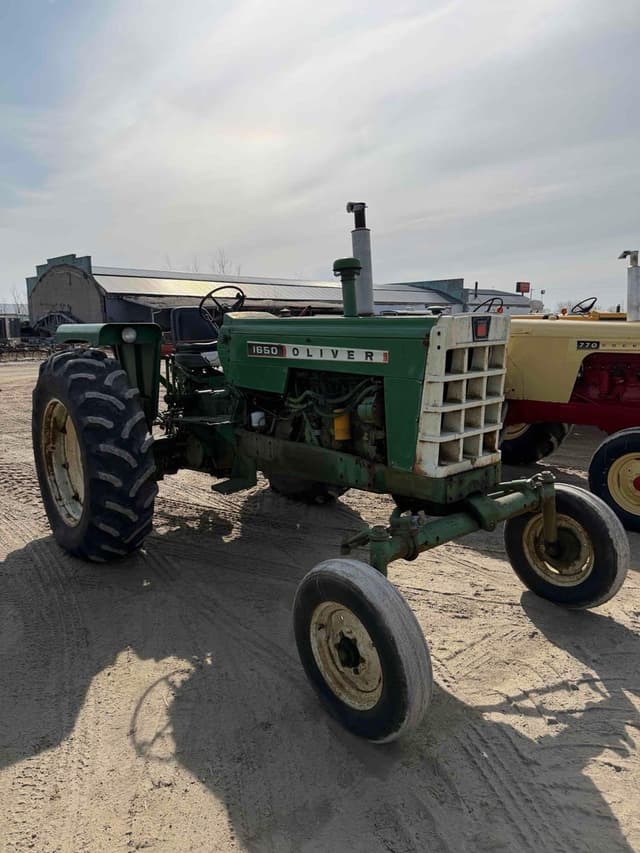 Image of Oliver 1650 equipment image 3