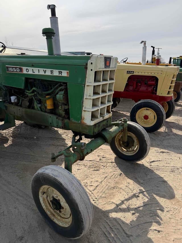 Image of Oliver 1650 equipment image 4