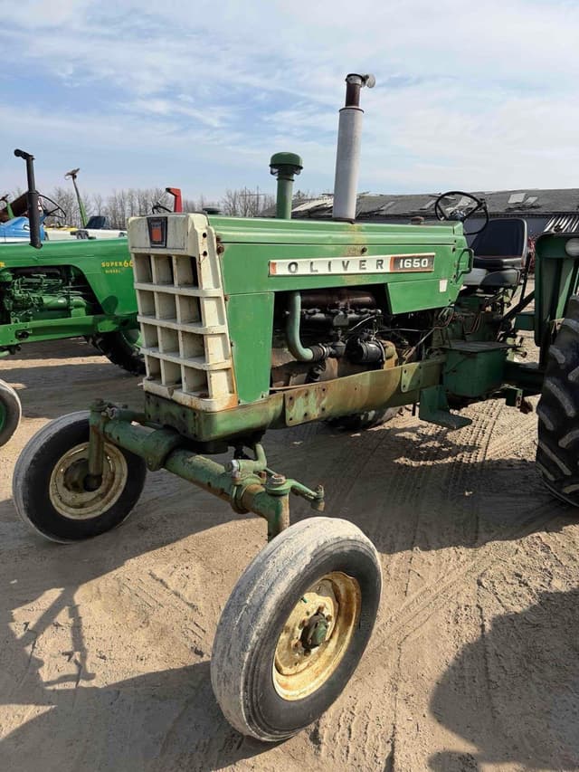 Image of Oliver 1650 equipment image 1