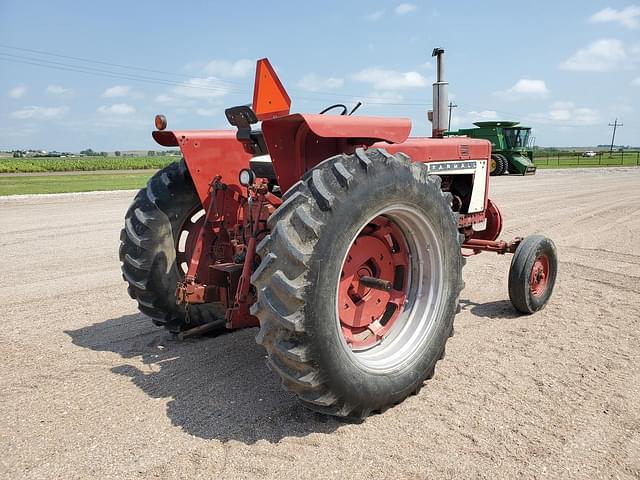 Image of Farmall 656 equipment image 2