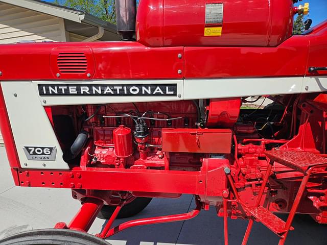 Image of International Harvester 706 equipment image 4