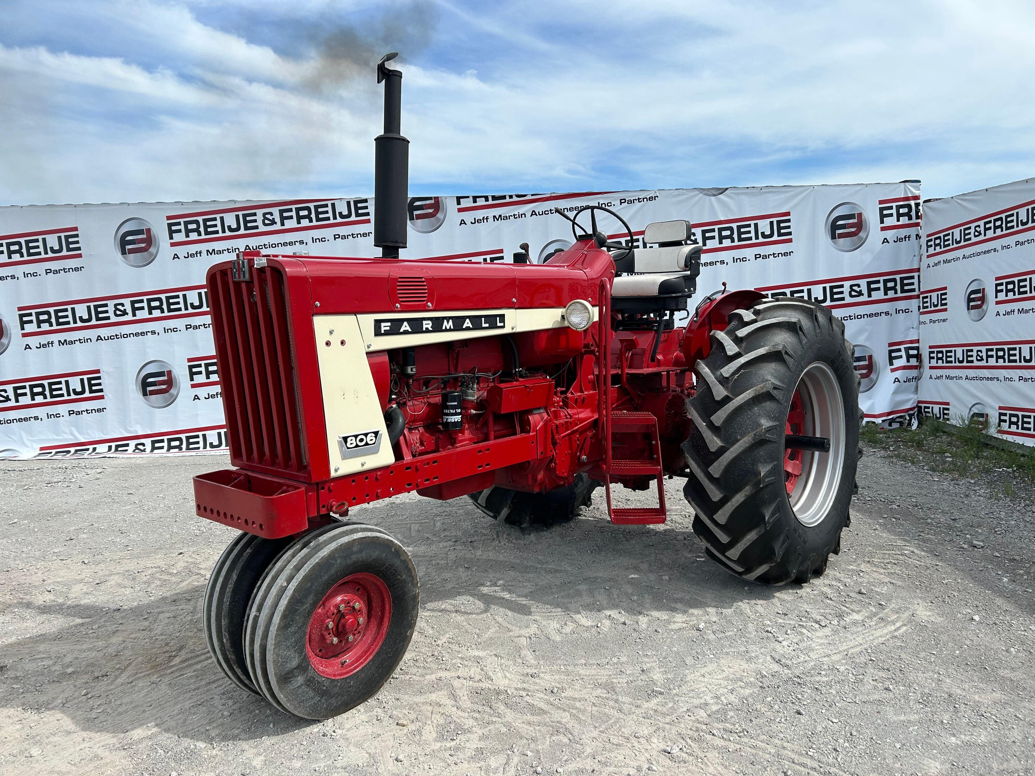 Main image Farmall 806
