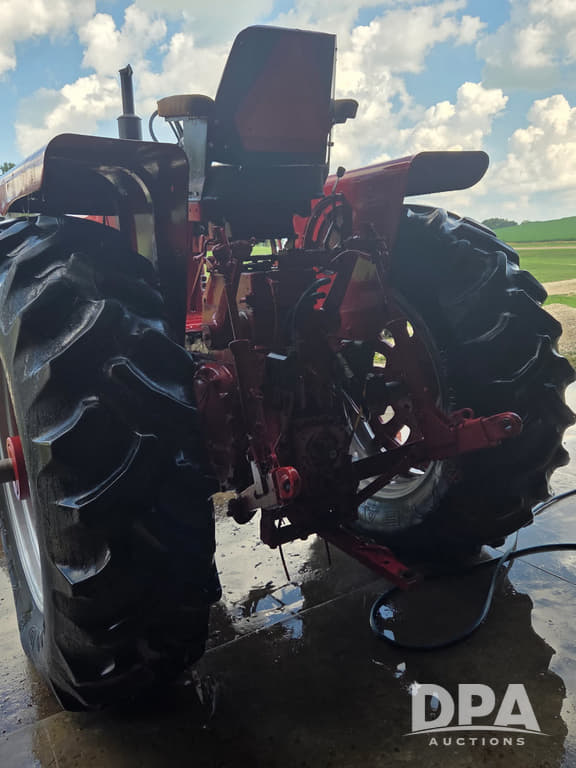 Image of Farmall 806 equipment image 3