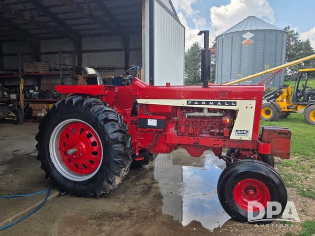 Image of Farmall 806 equipment image 2