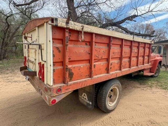 Image of Ford 600 equipment image 2