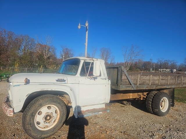 Image of Ford F-600 equipment image 2