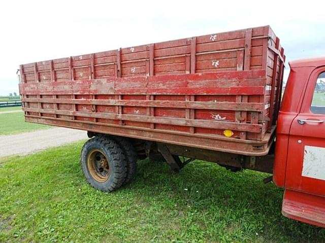 Image of Ford F-600 equipment image 4
