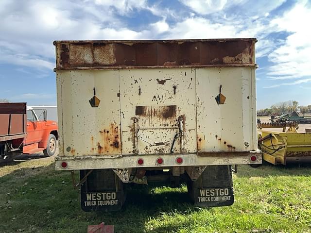 Image of Ford F-750 equipment image 4