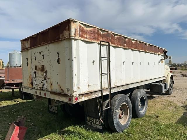 Image of Ford F-750 equipment image 3