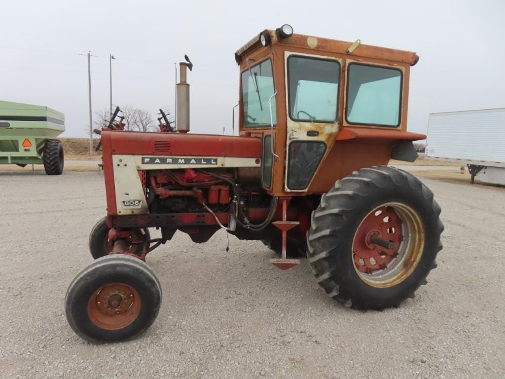 1966 International Harvester 806 Equipment Image0