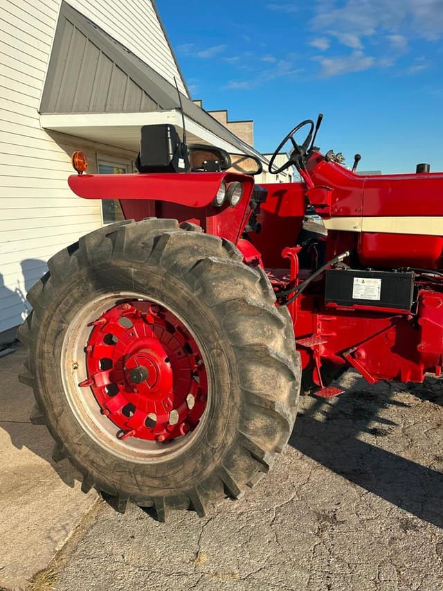 Image of International Harvester 806 equipment image 2