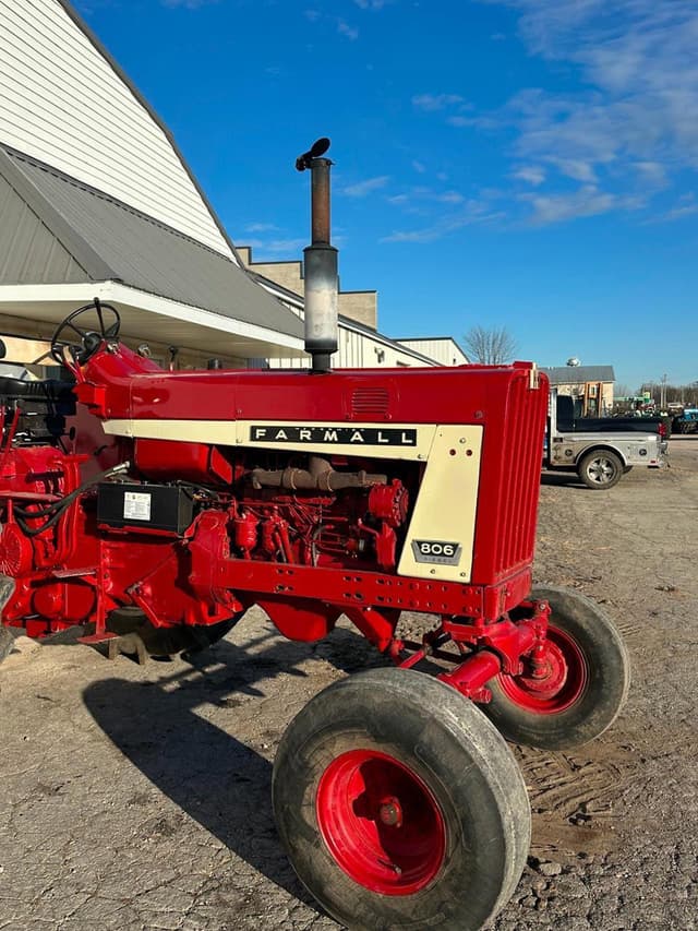 Image of International Harvester 806 equipment image 1