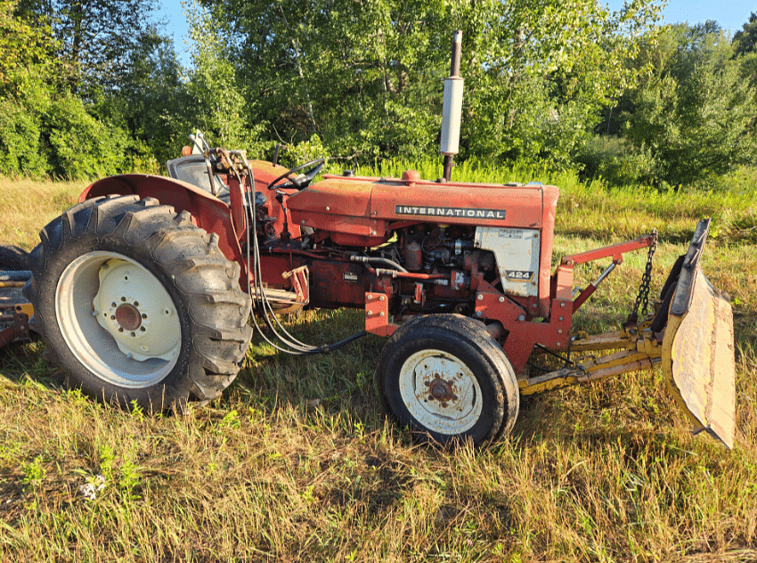 Image of International Harvester 424 Image 1