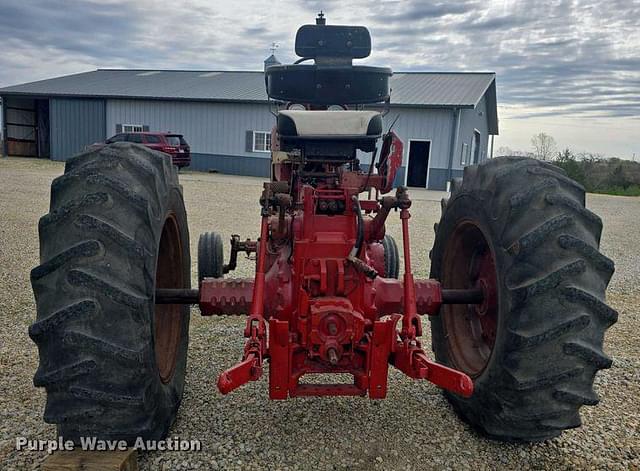 Image of Farmall 806 equipment image 4