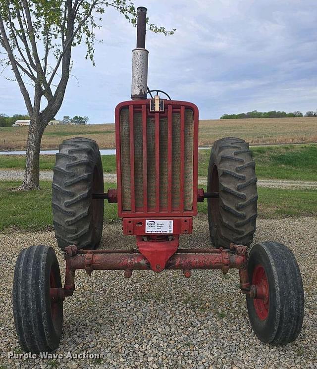 Image of Farmall 806 equipment image 1