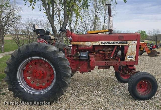 Image of Farmall 806 equipment image 3
