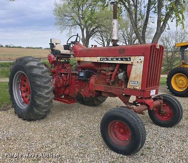 Image of Farmall 806 equipment image 2