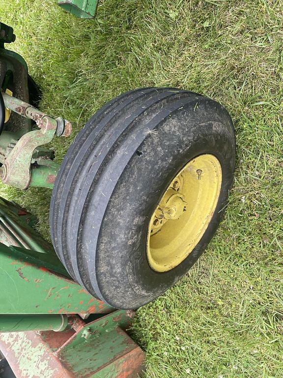 Image of John Deere 3020 equipment image 4