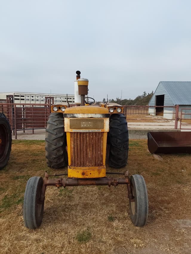 Image of Minneapolis-Moline M670 equipment image 1