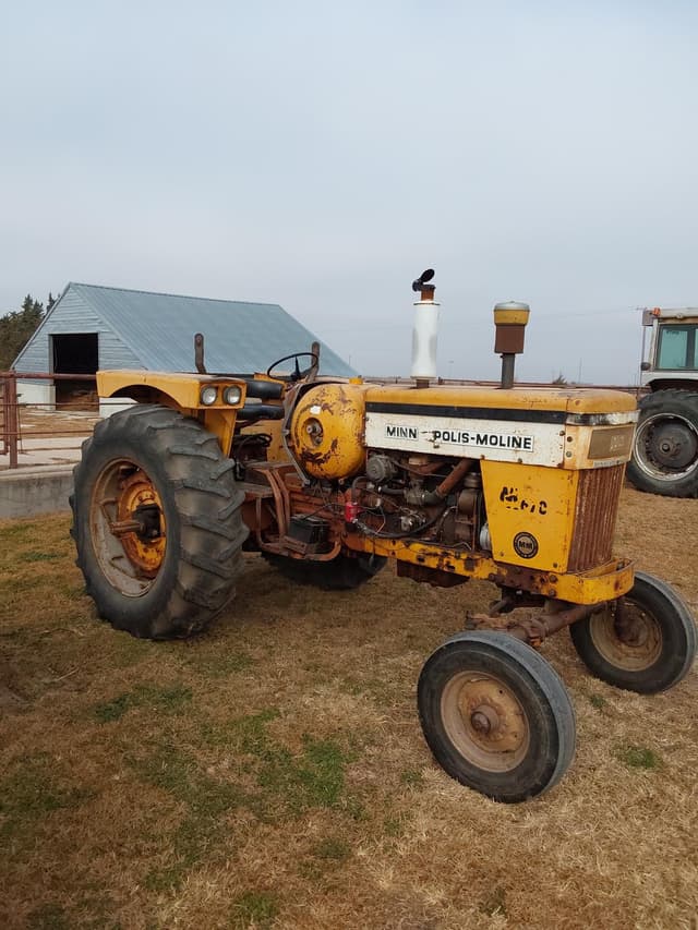 Image of Minneapolis-Moline M670 equipment image 2