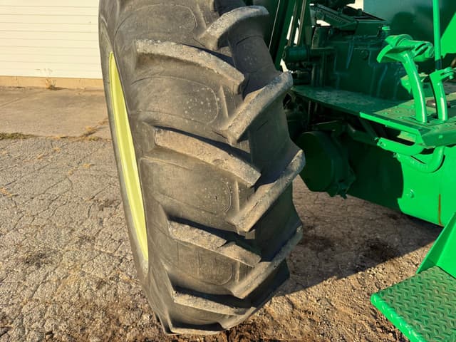 Image of Oliver 1850 equipment image 4