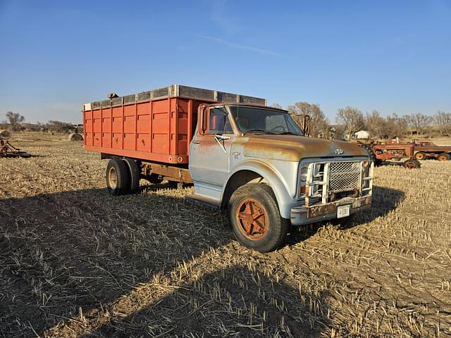 Image of Chevrolet 60 equipment image 2