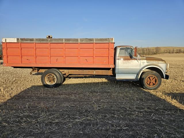 Image of Chevrolet 60 equipment image 3
