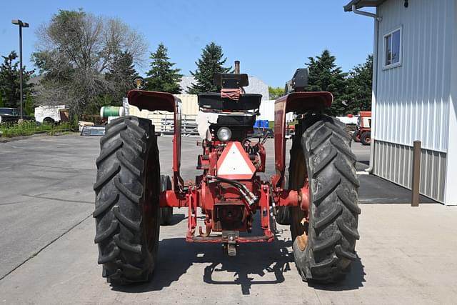 Image of Farmall 656 equipment image 4