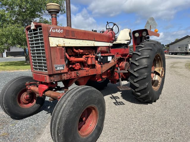Image of International Harvester 1256 equipment image 2