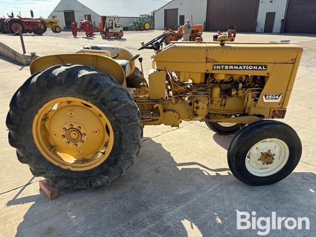 Image of International Harvester 2504 equipment image 3