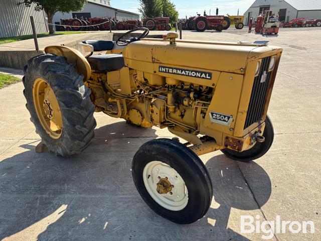 Image of International Harvester 2504 equipment image 2