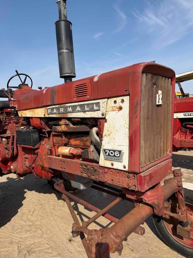 Image of International Harvester 706 equipment image 2