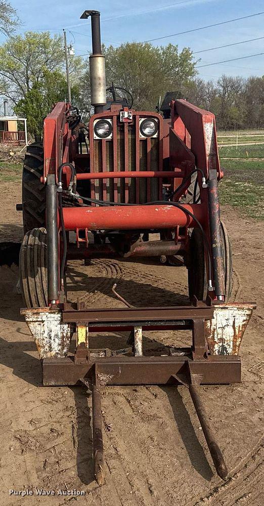 Image of International Harvester 806 equipment image 1