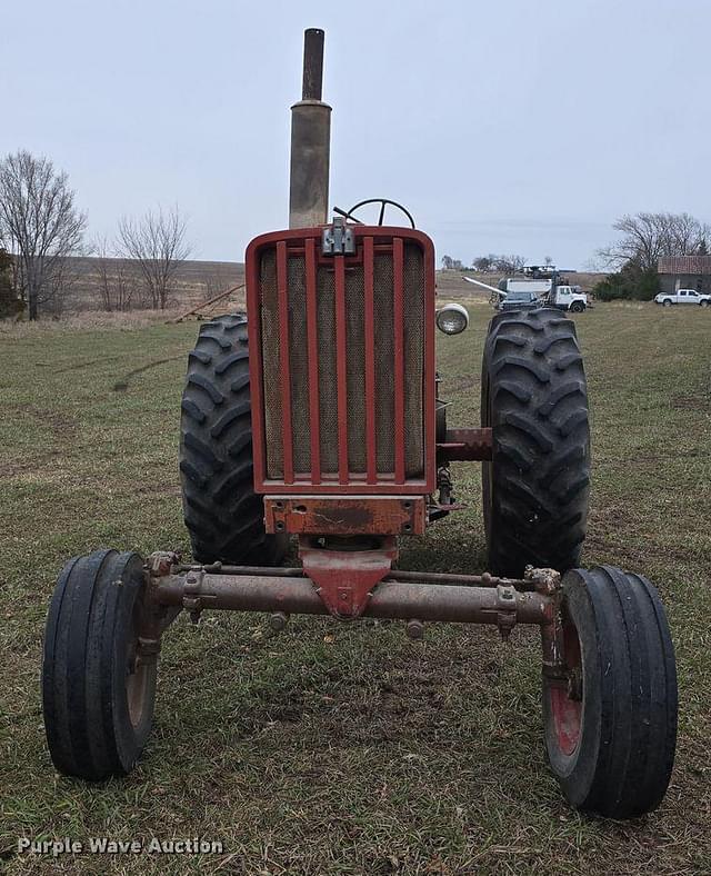 Image of Farmall 806 equipment image 1