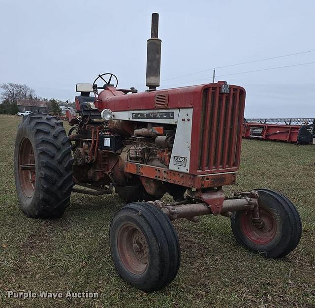 Image of Farmall 806 equipment image 2