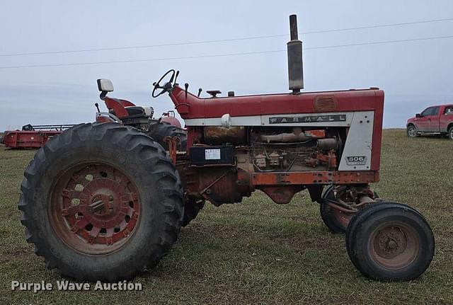 Image of Farmall 806 equipment image 3