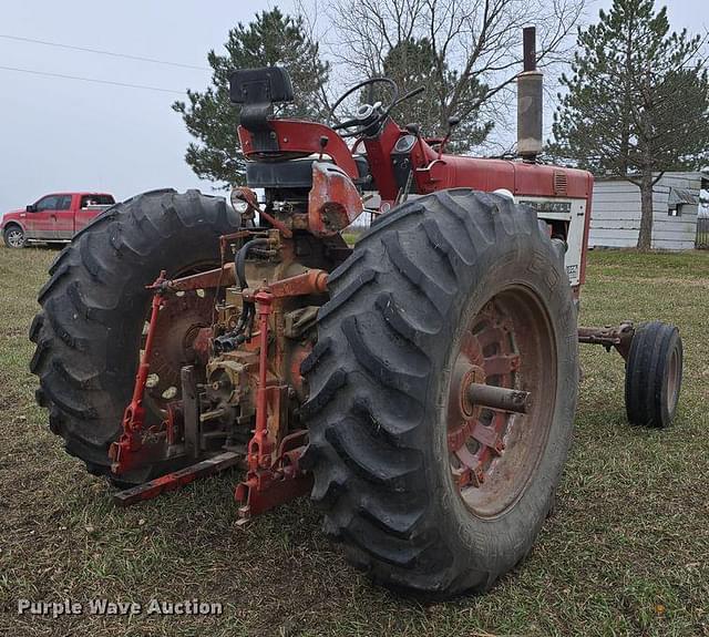 Image of Farmall 806 equipment image 4