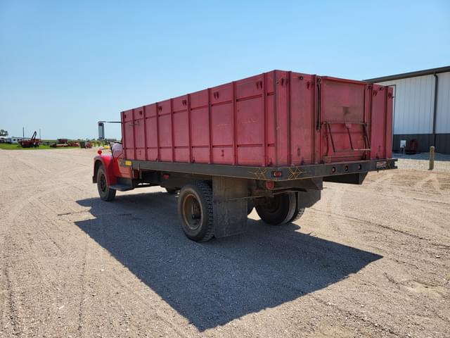 Image of International Loadstar 1600 equipment image 3