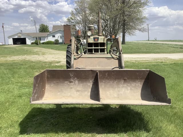 Image of Oliver 1650 equipment image 1