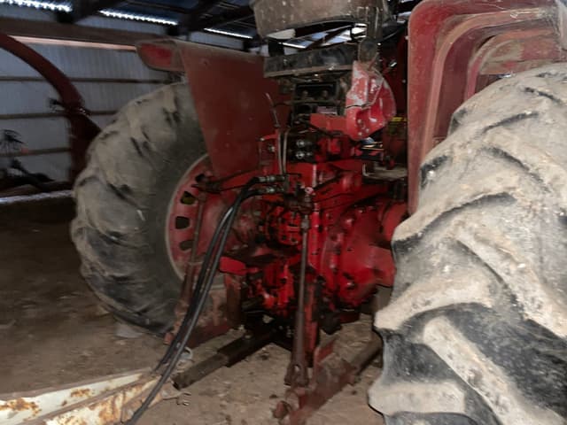 Image of Farmall 806 equipment image 4