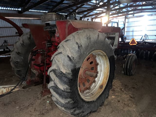 Image of Farmall 806 equipment image 3