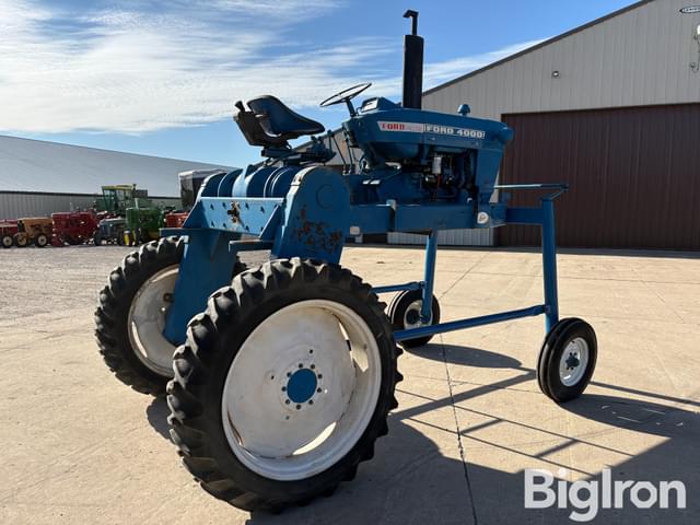 Image of Ford 4000 equipment image 4