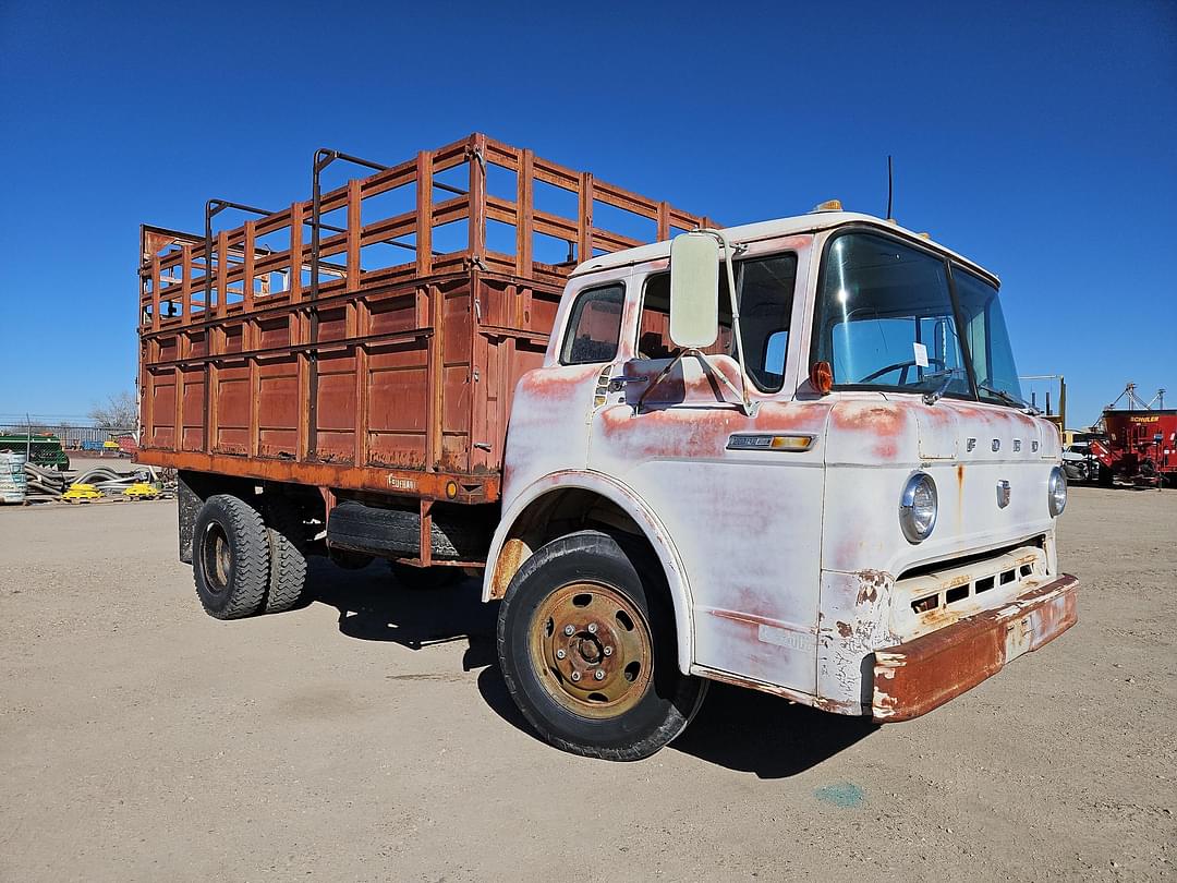 Image of Ford F-600 Primary image