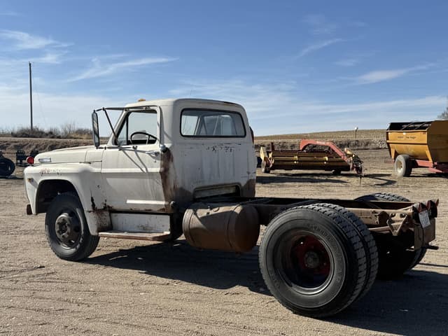 Image of Ford F-600 equipment image 2